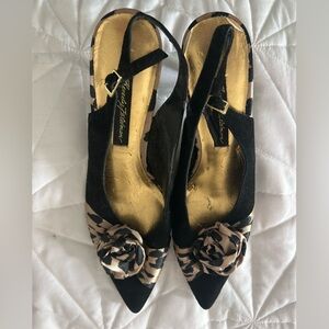 Beverly Feldman Women’s black shoes with bow detail 
Leather upper 
Heels